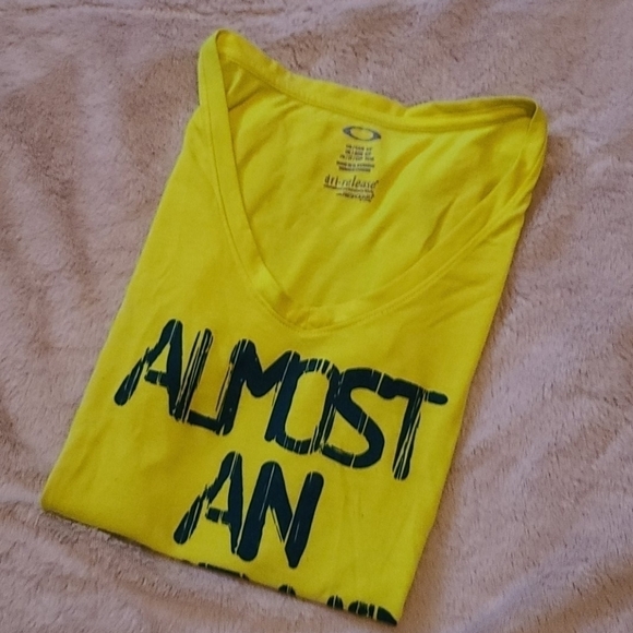 𝅺OAKLEY Women's Workout Shirt - Picture 5 of 5